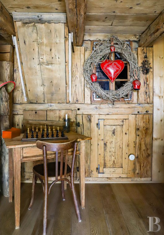 En Haute-Savoie, non loin de Morzine, une grange chalet traditionnelle en plein alpage - photo  n°32